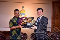 HMA 2024 - PENYERAHAN CENDERAMATA KEPADA CM PULAU PINANG DARI JMM