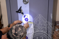 PROSES PEMBUKAAN PETI BESI DI REPOSITORI