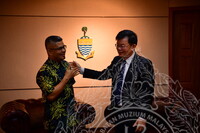 HMA 2024 - PENYERAHAN CENDERAMATA KEPADA CM PULAU PINANG DARI JMM