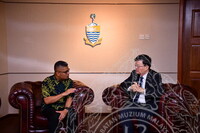 HMA 2024 - PENYERAHAN CENDERAMATA KEPADA CM PULAU PINANG DARI JMM