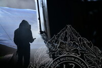 PEMANTAUAN DAN DOKUMENTASI KERJA SANDBLASTING LOKOMOTIF WAP 531.01 DI MUZIUM NEGARA