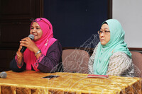 SEMBANG SANTAI MINUM PETANG WANITA BERBICARA