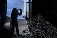 PEMANTAUAN DAN DOKUMENTASI KERJA SANDBLASTING LOKOMOTIF WAP 531.01 DI MUZIUM NEGARA