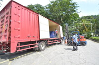 MENGAMBIL GAMBAR BAGI PROSES PENYERAHAN KOLEKSI CAMBODIA KEPADA KONTRAKTOR