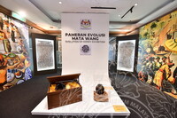 PANEL BY PANEL PAMERAN EVOLUSI MATAWANG