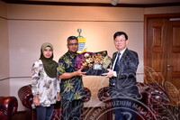 HMA 2024 - PENYERAHAN CENDERAMATA KEPADA CM PULAU PINANG DARI JMM