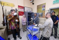 PROSES PEMBUKAAN PETI BESI DI REPOSITORI