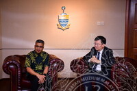 HMA 2024 - PENYERAHAN CENDERAMATA KEPADA CM PULAU PINANG DARI JMM