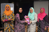 SEMBANG SANTAI MINUM PETANG WANITA BERBICARA