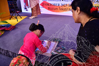 MAJLIS PERASMIAN PAMERAN RAHSIA KEBAYA DI MUZIUM TEKSTIL NEGARA DISEMPURNAKAN OLEH TENGKU PERMAISURI SELANGOR, DYMM TENGKU PERMAISURI HAJAH NORASHIKIN (ALBUM 1)