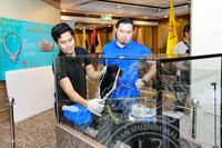 PEMBUNGKUSAN KOLEKSI ISTANA NEGARA DI GALERI 1 DAN KEMASUKAN KOLEKSI LEMBAGA MUZIUM NEGERI KEDAH