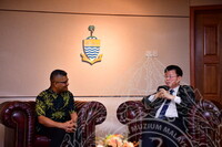 HMA 2024 - PENYERAHAN CENDERAMATA KEPADA CM PULAU PINANG DARI JMM