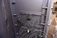 PROSES PEMBUKAAN PETI BESI DI REPOSITORI