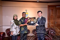 HMA 2024 - PENYERAHAN CENDERAMATA KEPADA CM PULAU PINANG DARI JMM