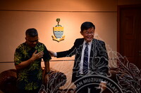 HMA 2024 - PENYERAHAN CENDERAMATA KEPADA CM PULAU PINANG DARI JMM