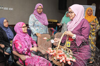 SEMBANG SANTAI MINUM PETANG WANITA BERBICARA