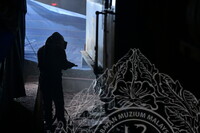 PEMANTAUAN DAN DOKUMENTASI KERJA SANDBLASTING LOKOMOTIF WAP 531.01 DI MUZIUM NEGARA