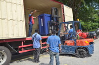 MENGAMBIL GAMBAR BAGI PROSES PENYERAHAN KOLEKSI CAMBODIA KEPADA KONTRAKTOR