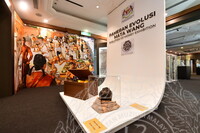 PANEL BY PANEL PAMERAN EVOLUSI MATAWANG