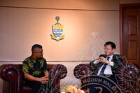 HMA 2024 - PENYERAHAN CENDERAMATA KEPADA CM PULAU PINANG DARI JMM