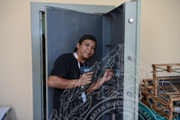 PROSES PEMBUKAAN PETI BESI DI REPOSITORI