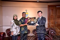 HMA 2024 - PENYERAHAN CENDERAMATA KEPADA CM PULAU PINANG DARI JMM