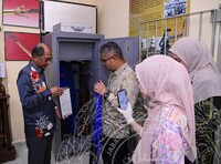 PROSES PEMBUKAAN PETI BESI DI REPOSITORI