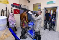 PROSES PEMBUKAAN PETI BESI DI REPOSITORI