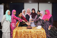 SEMBANG SANTAI MINUM PETANG WANITA BERBICARA