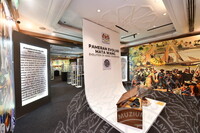 PANEL BY PANEL PAMERAN EVOLUSI MATAWANG