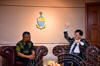 HMA 2024 - PENYERAHAN CENDERAMATA KEPADA CM PULAU PINANG DARI JMM