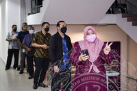 MAJLIS PERSARAAN PUAN ZALEHA BINTI TASRIB DIHADAPAN BILIK DATO KP