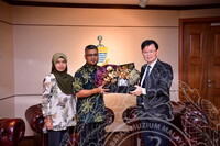 HMA 2024 - PENYERAHAN CENDERAMATA KEPADA CM PULAU PINANG DARI JMM