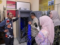 PROSES PEMBUKAAN PETI BESI DI REPOSITORI