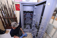 PROSES PEMBUKAAN PETI BESI DI REPOSITORI