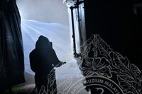 PEMANTAUAN DAN DOKUMENTASI KERJA SANDBLASTING LOKOMOTIF WAP 531.01 DI MUZIUM NEGARA