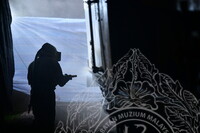 PEMANTAUAN DAN DOKUMENTASI KERJA SANDBLASTING LOKOMOTIF WAP 531.01 DI MUZIUM NEGARA