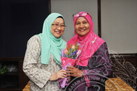 SEMBANG SANTAI MINUM PETANG WANITA BERBICARA