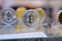 PANEL BY PANEL PAMERAN EVOLUSI MATAWANG