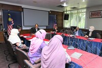 KUNJUNGAN MESRA KE JMM SERTA PERBINCANGAN MENGENAI PERUNDANGAN  DAN AKTA PERNUBUHAN MUZIUM DENGAN LEMBAGA TABUNG HAJI DI BILIK PERSIDANGAN