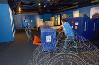 MENGAMBIL GAMBAR BAGI PROSES PENYERAHAN KOLEKSI CAMBODIA KEPADA KONTRAKTOR