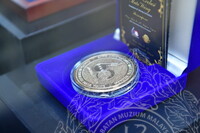 PANEL BY PANEL PAMERAN EVOLUSI MATAWANG