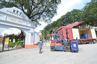 MENGAMBIL GAMBAR BAGI PROSES PENYERAHAN KOLEKSI CAMBODIA KEPADA KONTRAKTOR