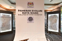PANEL BY PANEL PAMERAN EVOLUSI MATAWANG