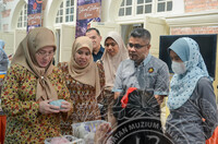 LAWATAN RASMI KEBAWAH DYMM SPB RAJA PERMAISURI AGONG KE PAMERAN DYECO TEXTILE ECO EXPLORATION OF NATURAL DYES