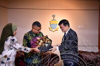 HMA 2024 - PENYERAHAN CENDERAMATA KEPADA CM PULAU PINANG DARI JMM