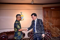 HMA 2024 - PENYERAHAN CENDERAMATA KEPADA CM PULAU PINANG DARI JMM