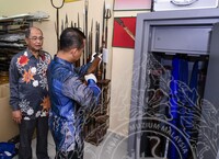 PROSES PEMBUKAAN PETI BESI DI REPOSITORI