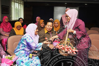 SEMBANG SANTAI MINUM PETANG WANITA BERBICARA