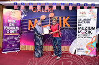 AKTIVITI DIY ALAT MUZIK MEMBUAT SERUNAI DAUN KELAPA DI GALERI MUZIK